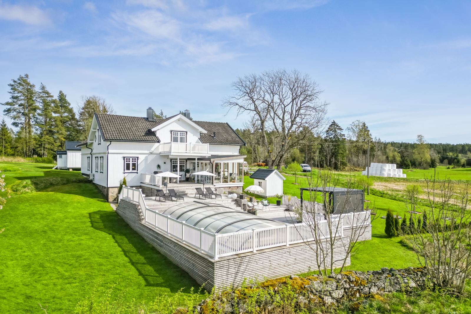 Terrassearealet ligger solrikt på vestsiden av våningshuset og har alle elementer for sommerglede.
