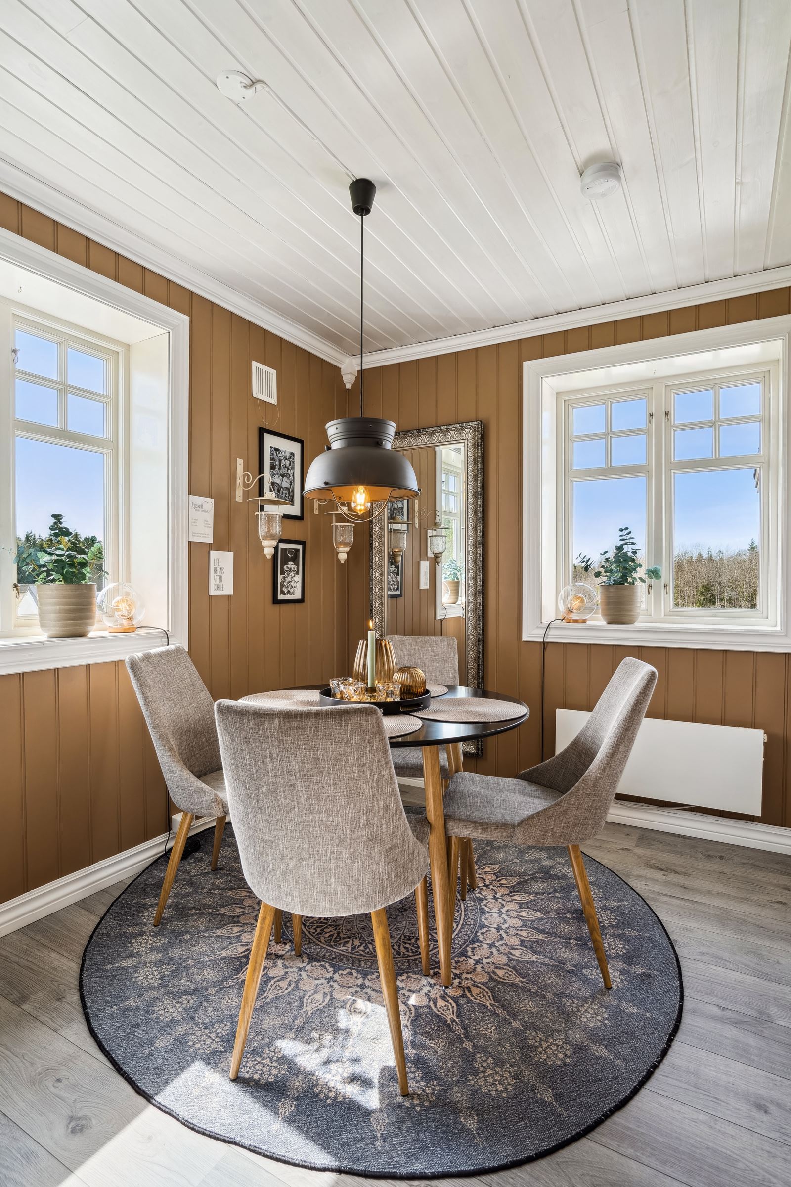 Kjøkkenet får dagslys fra tre sider og har god plass til et frokostbord.