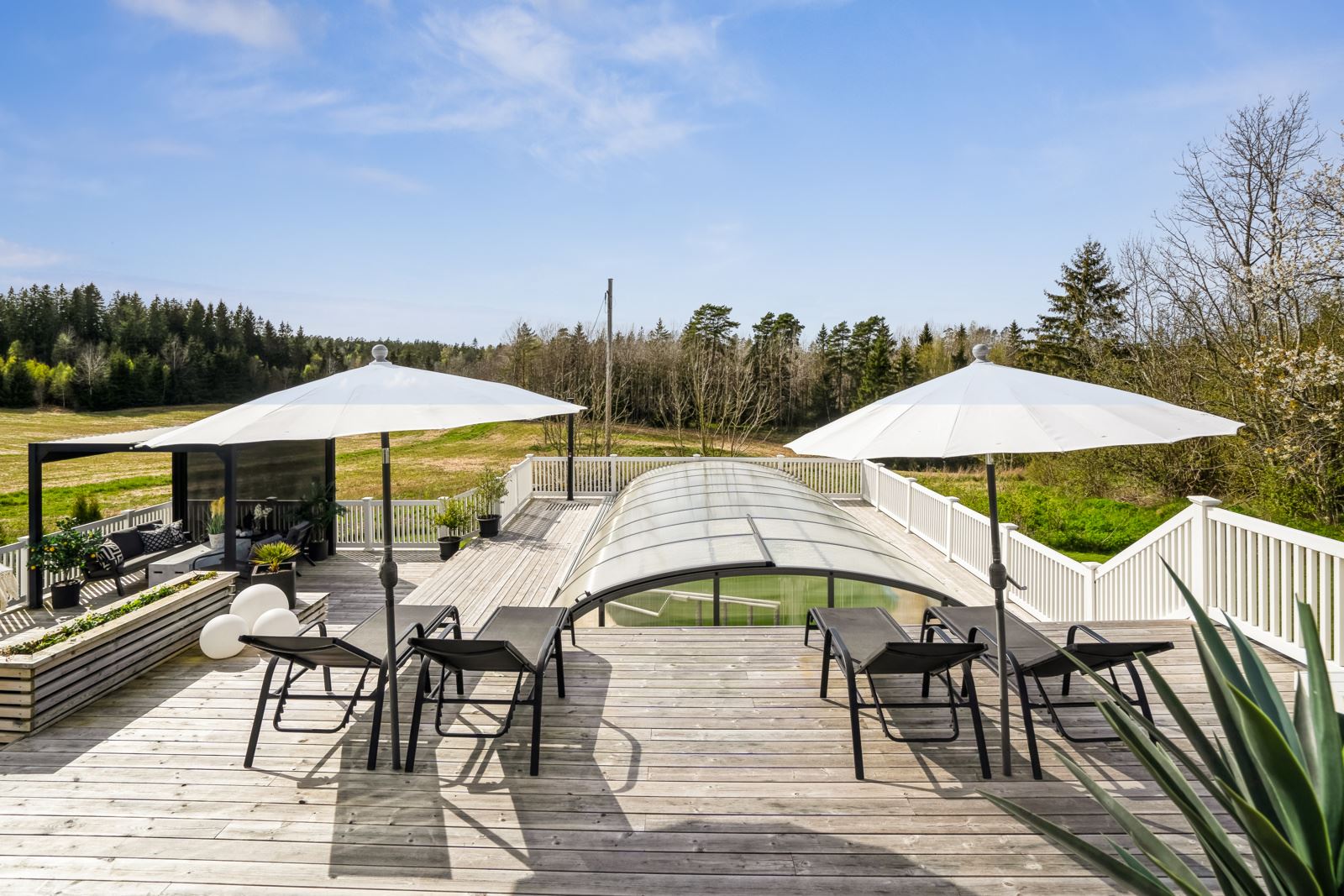 Terrassen har pergola og et deilig svømmebasseng til glede for store og små.