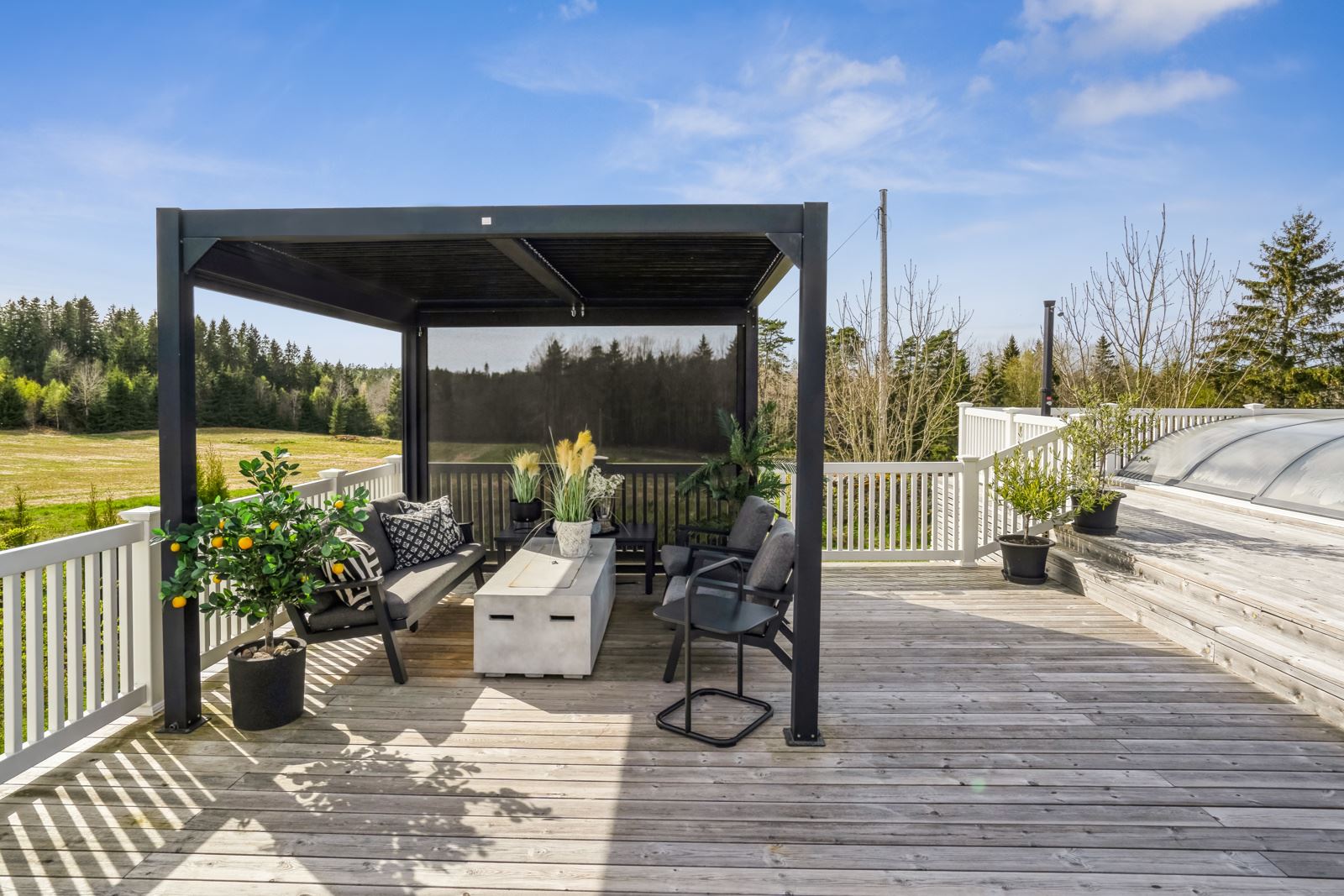 Terrassene utenfor våningshuset har et areal på ca. 175 kvm, som gir god plass til å hygge seg i solen.