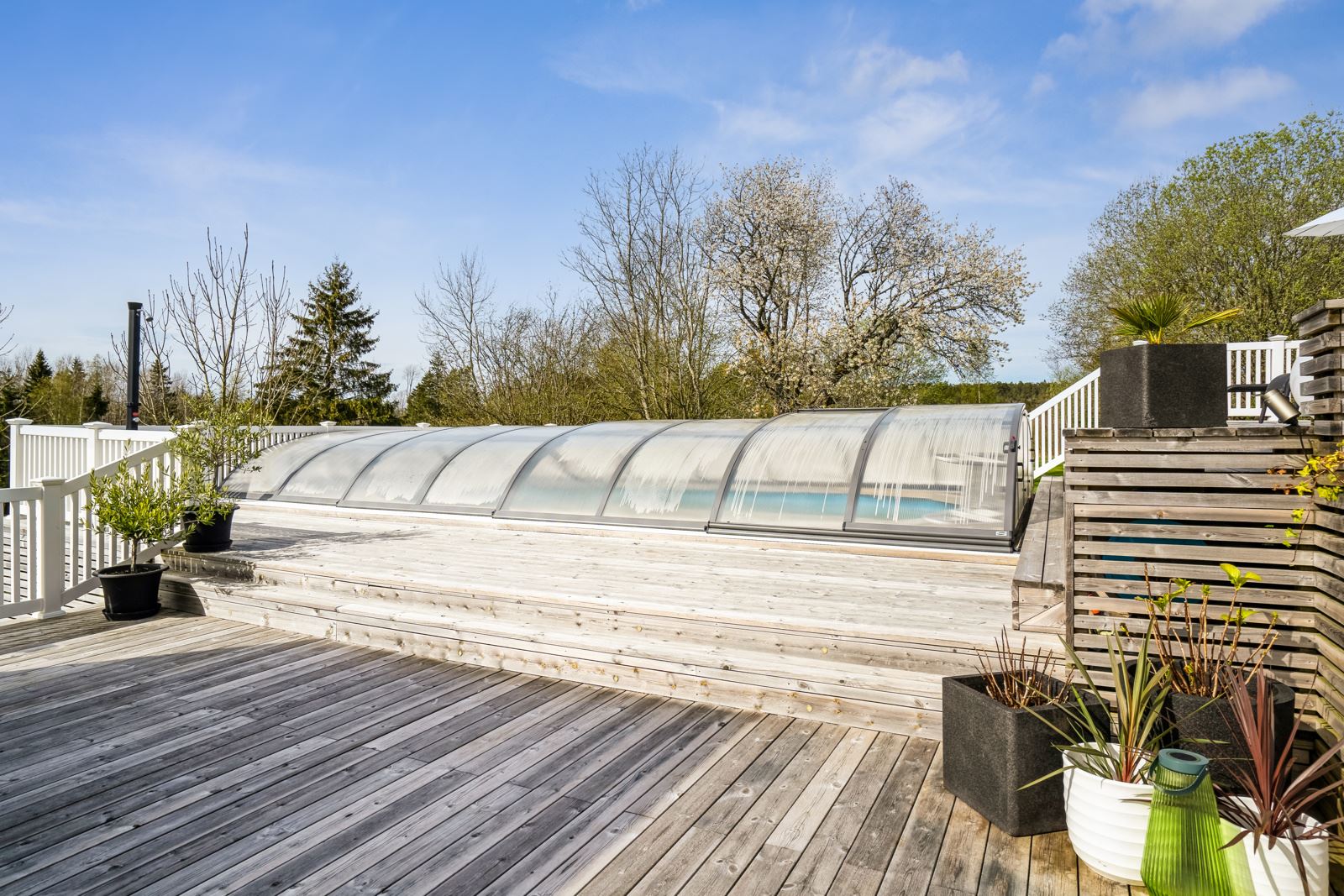 Bassenget overbygges av foldbart glasstak og er et yndet sted å tilbringe sommerdagene.