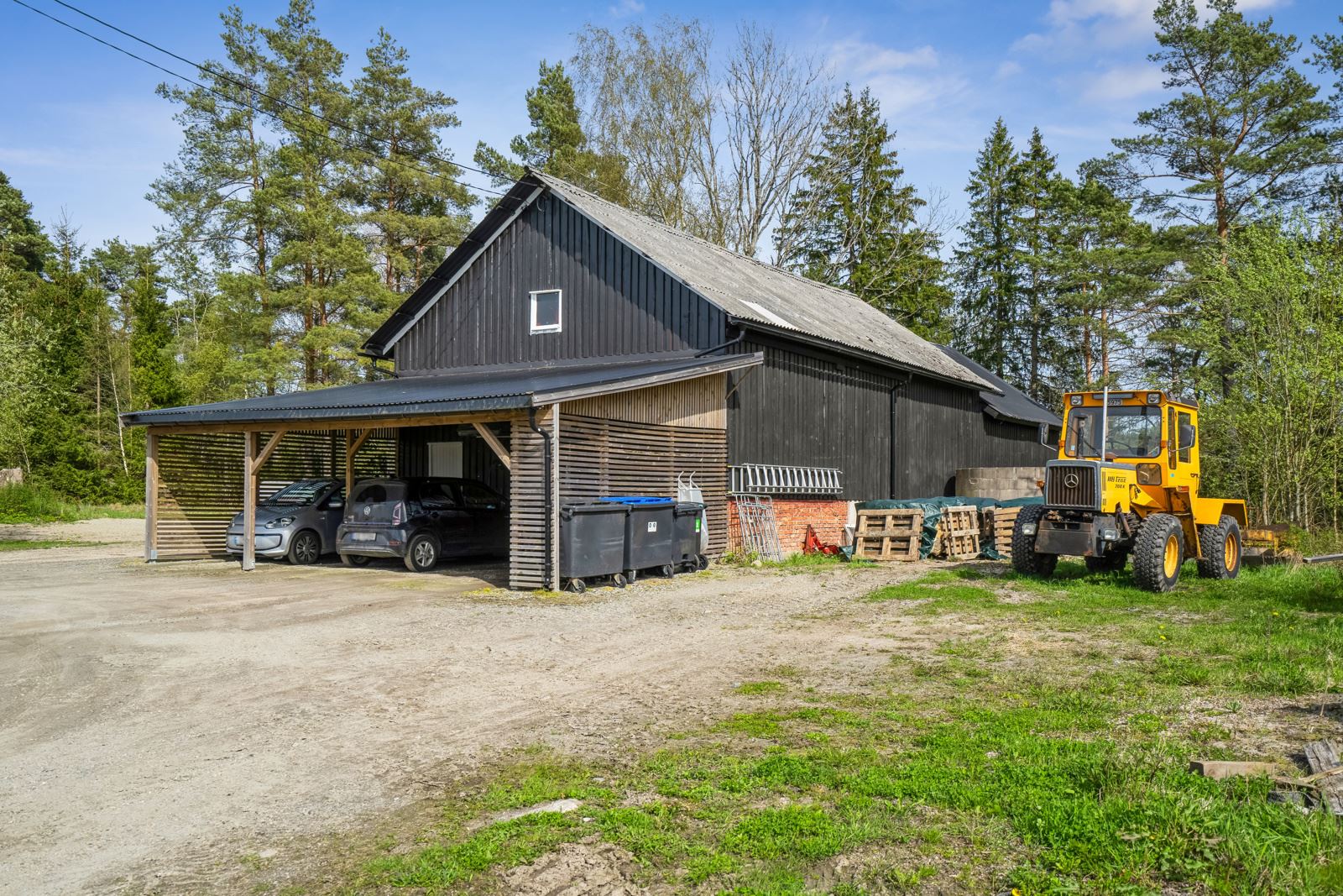 Det er montert to elbilladere i carporten i enden av vognskjulet.
