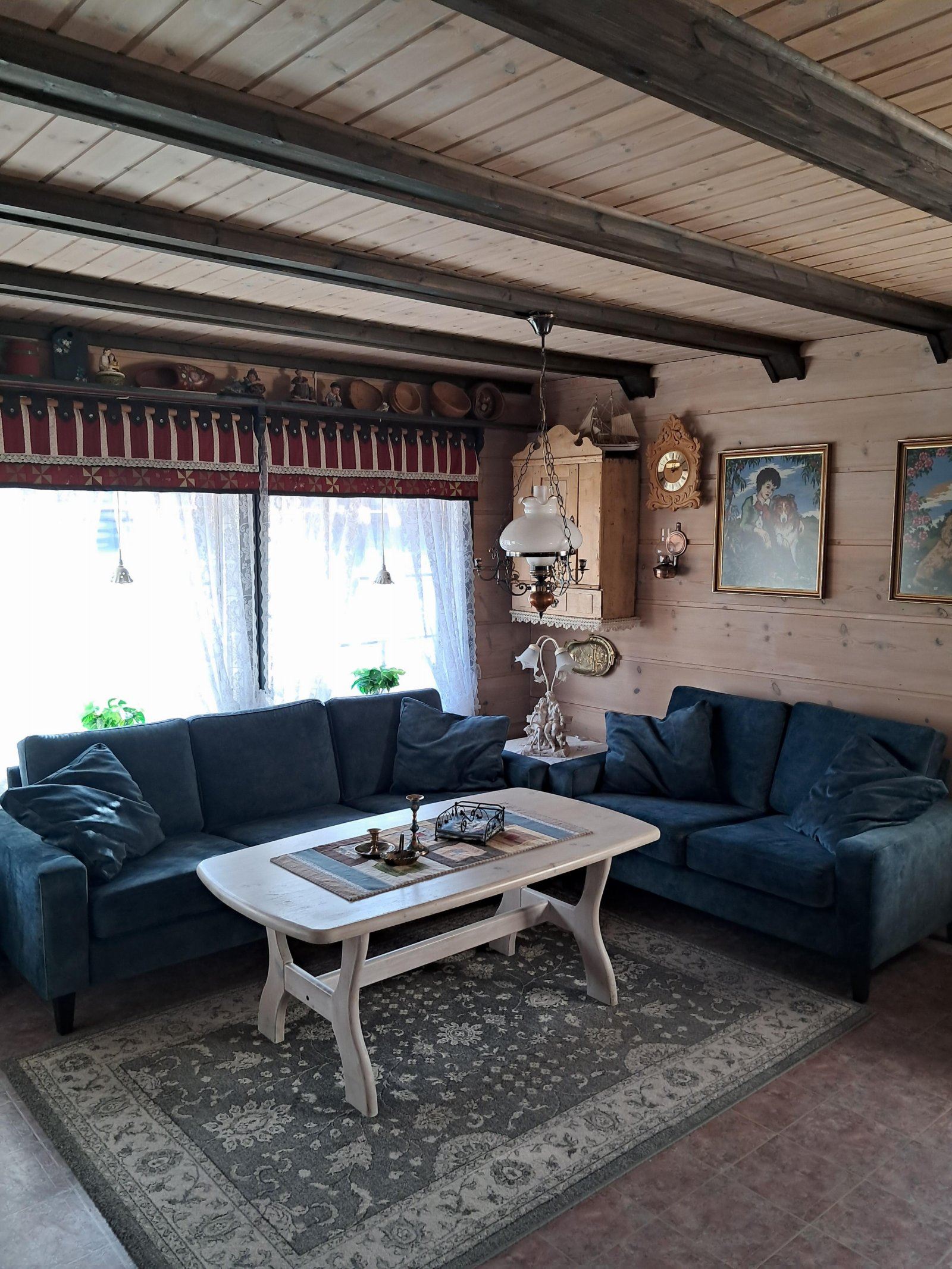 Mye naturlig lys slippes inn gjennom vinduene