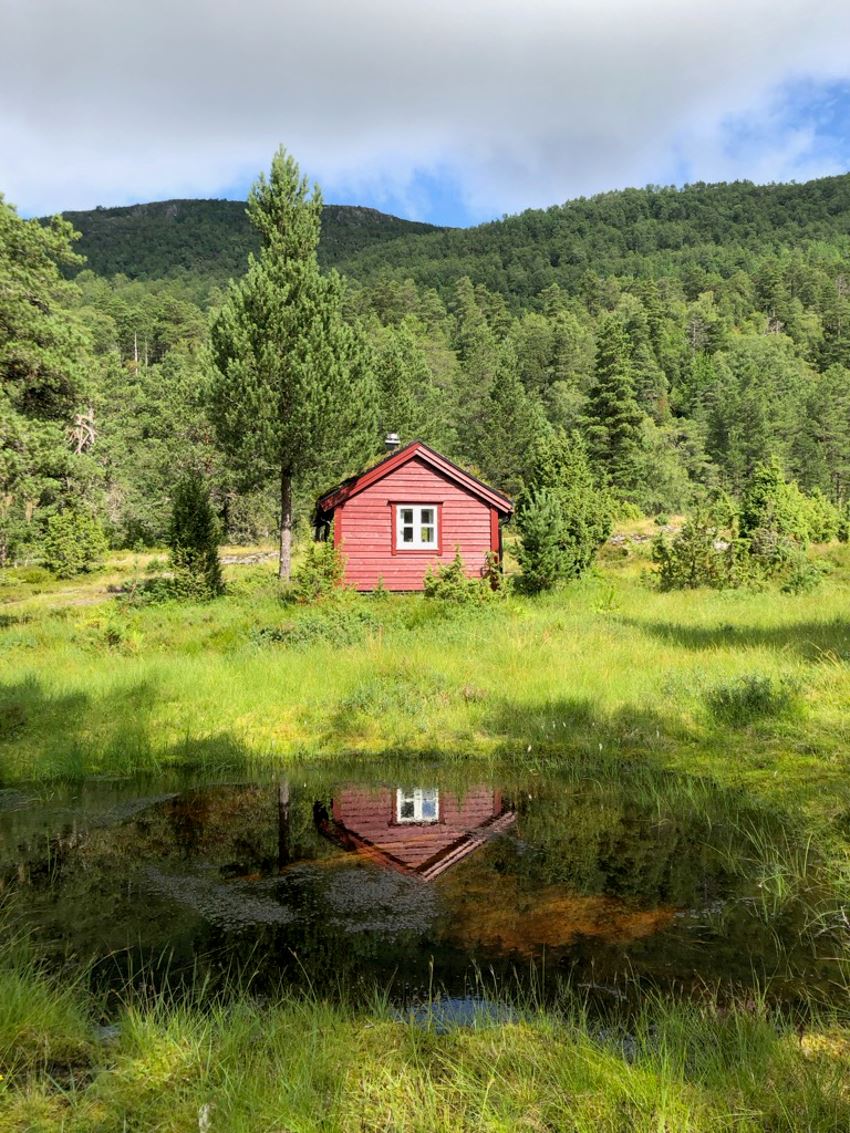 I tillegg har eiendommen støl, denne ligger en liten times gåtur fra hovedhuset