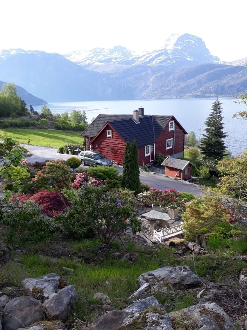 Det er opparbeidet sittegrupper flere plasser slik en kan nyte solen hele dagen