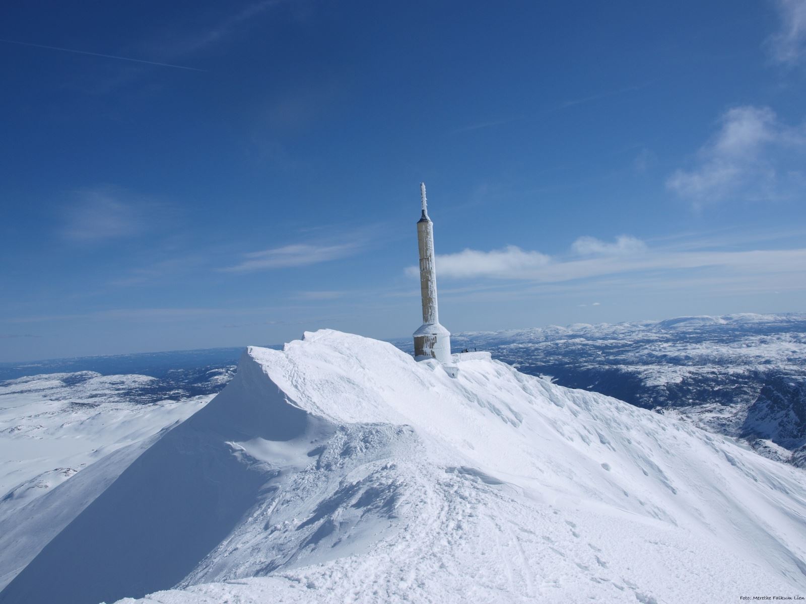 Alpint Gå opp, eller ta www.Gaustabanen.no inne i fjellet, til toppen av Gaustatoppen. Skituren ned er fantastisk