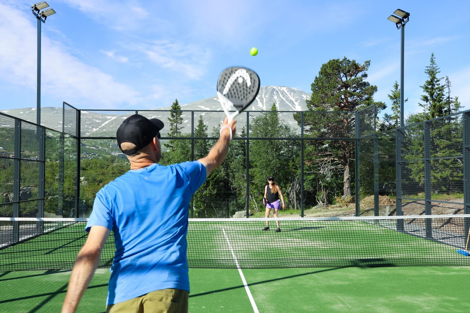 Gaustablikk Fjellresort har 2 padelbaner med Kvitåvatn og Gaustatoppen på tribunene
