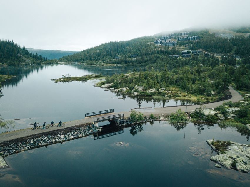 Langrenn og tur - flotte gang- og sykkelstier rundt Kvitåvatn ved Gaustatoppen som fører videre opp på høyfjellet