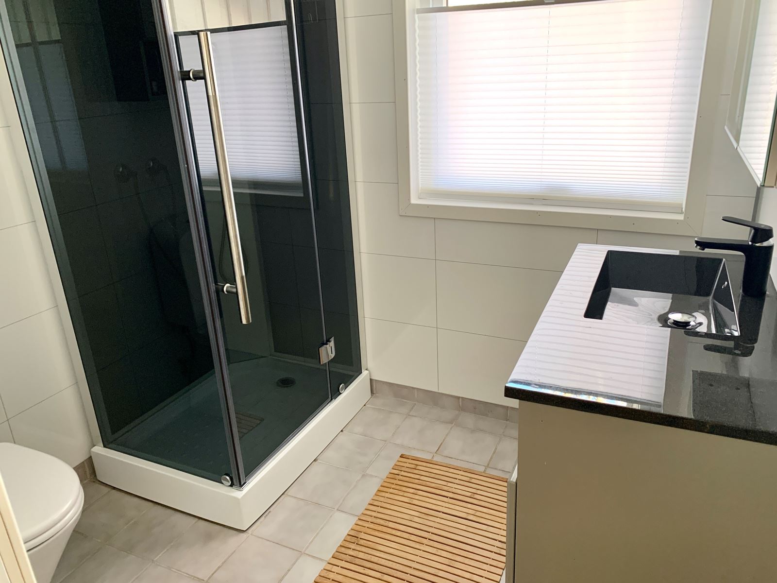 Badet ble pusset opp i 2021, og fremstår som moderne og delikat. Vaskerom er i kjelleren