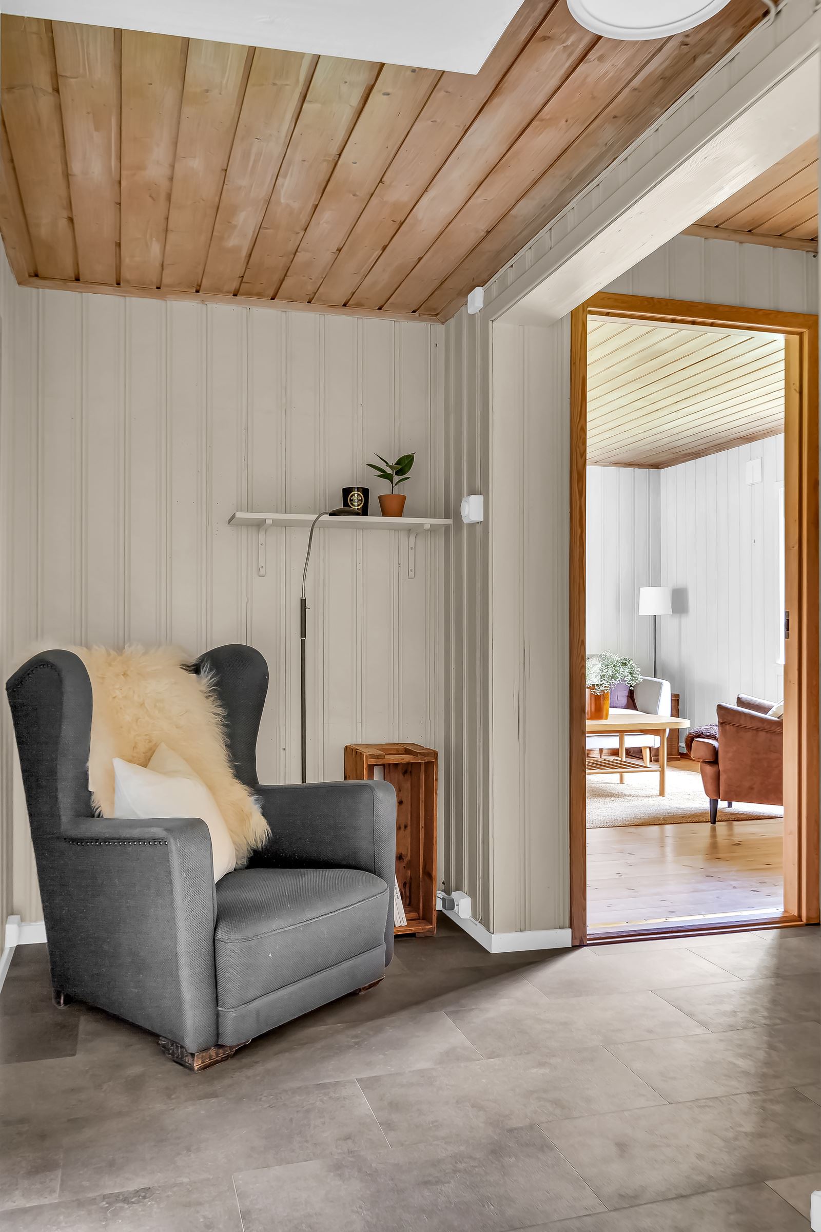 Fra stuen kan man komme videre til en mellomgang med lagring samt boligens bad og toalettrom