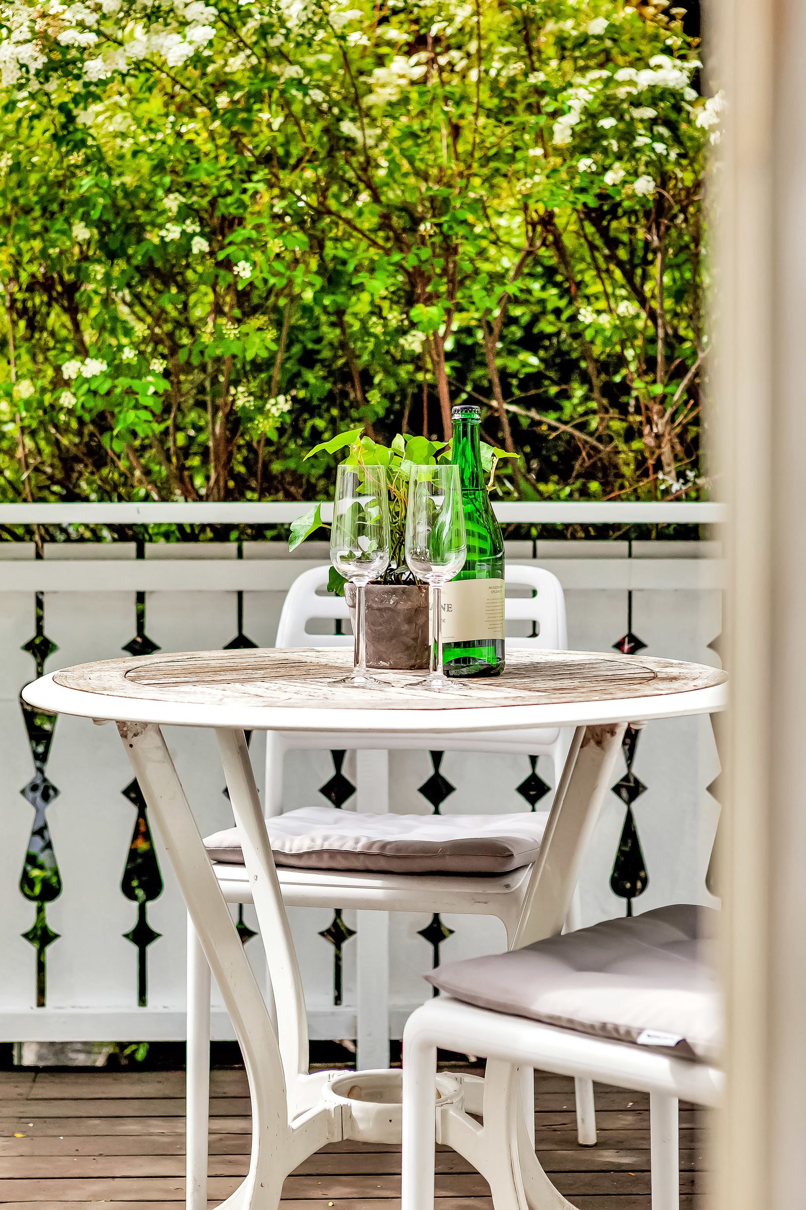 Stuen har utgang til en terrasse hvor gode solforhold kan nytes helt usjenert