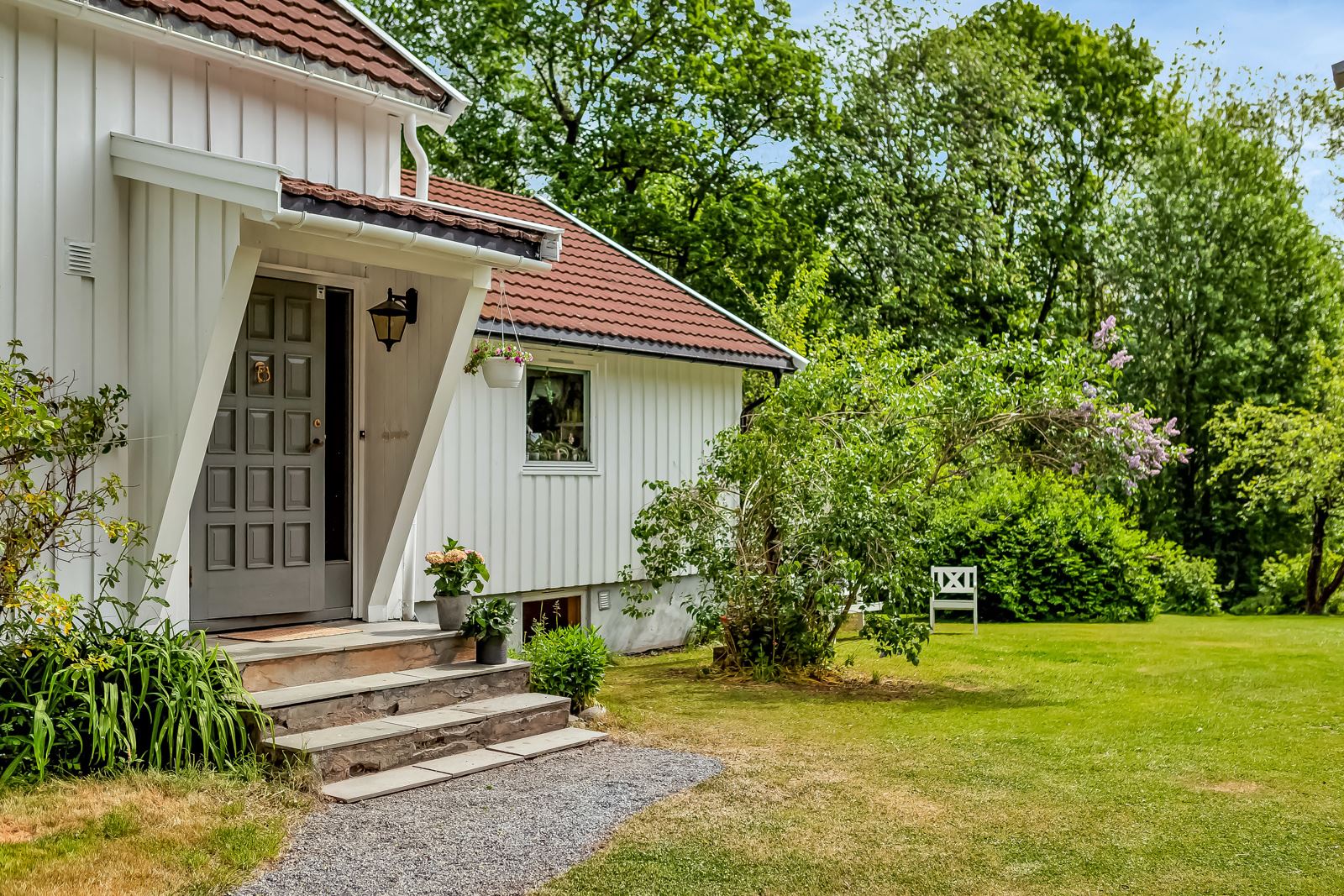 Både hovveddel og utleiedel har overbygde, koselige inngangspartier på hver sin side av huset