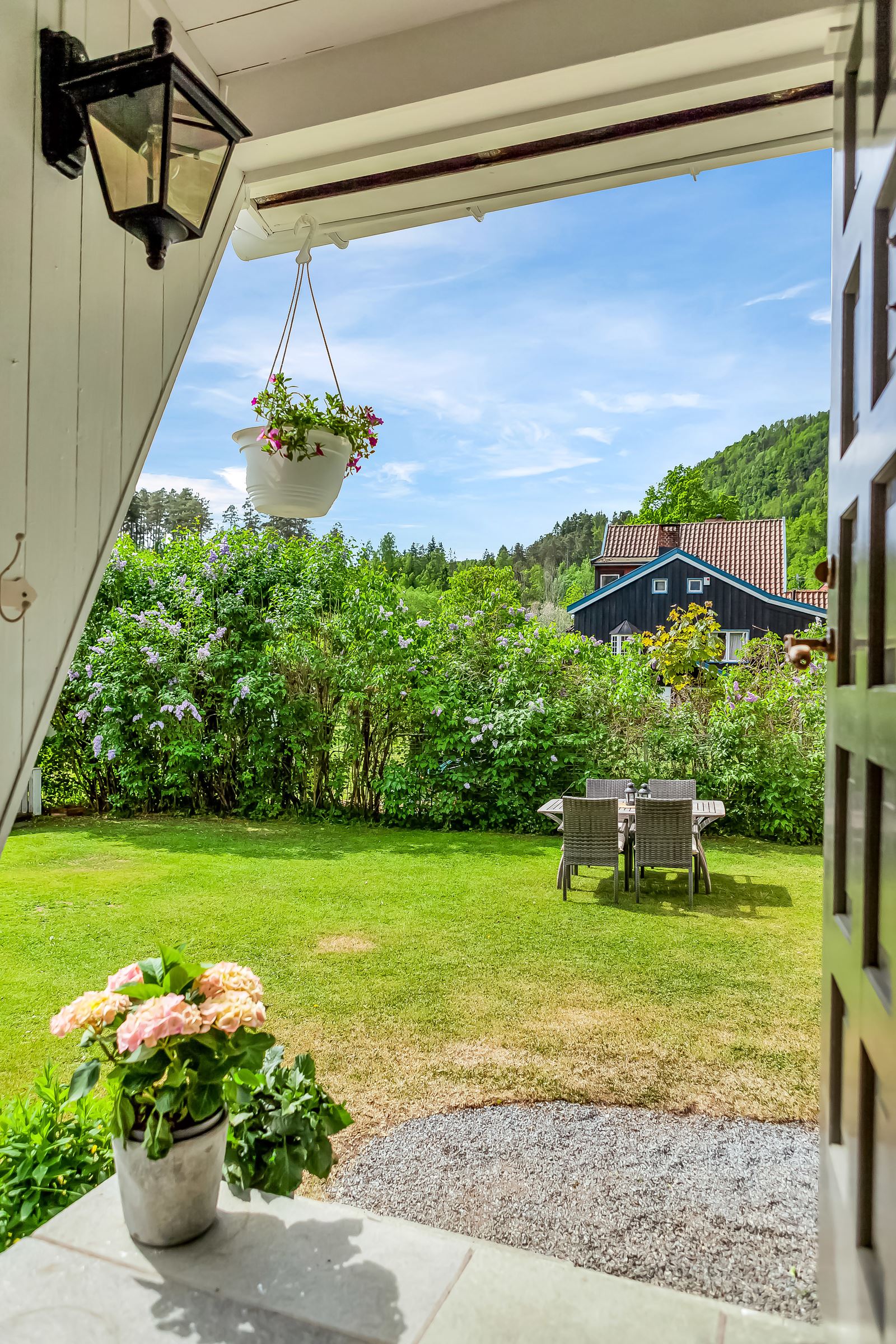 Hyggelig tun hvor både voksne og barn kan kose seg 