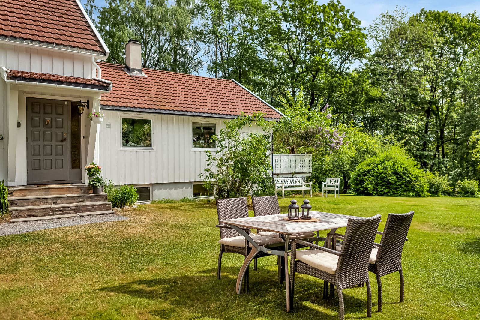Rundt boligen er det pent opparbeidet med store plenarealer