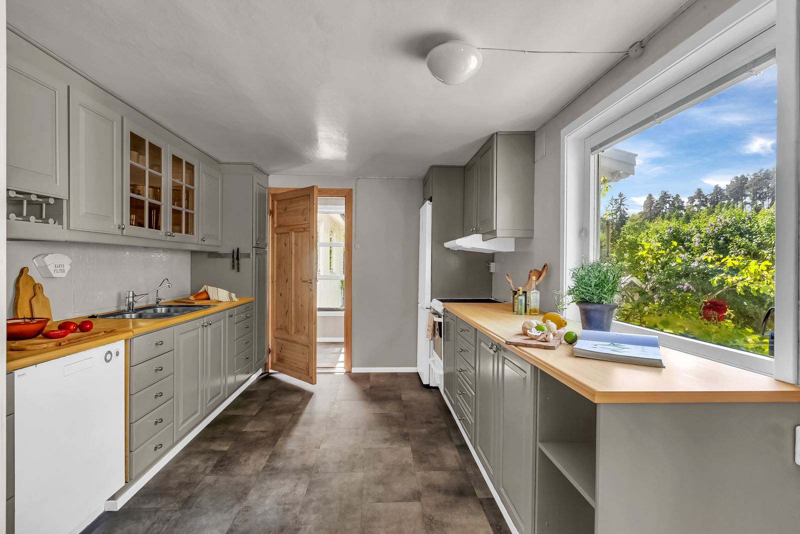 Kjøkkenet har et herskapelig design med langstrakte benkeflater 