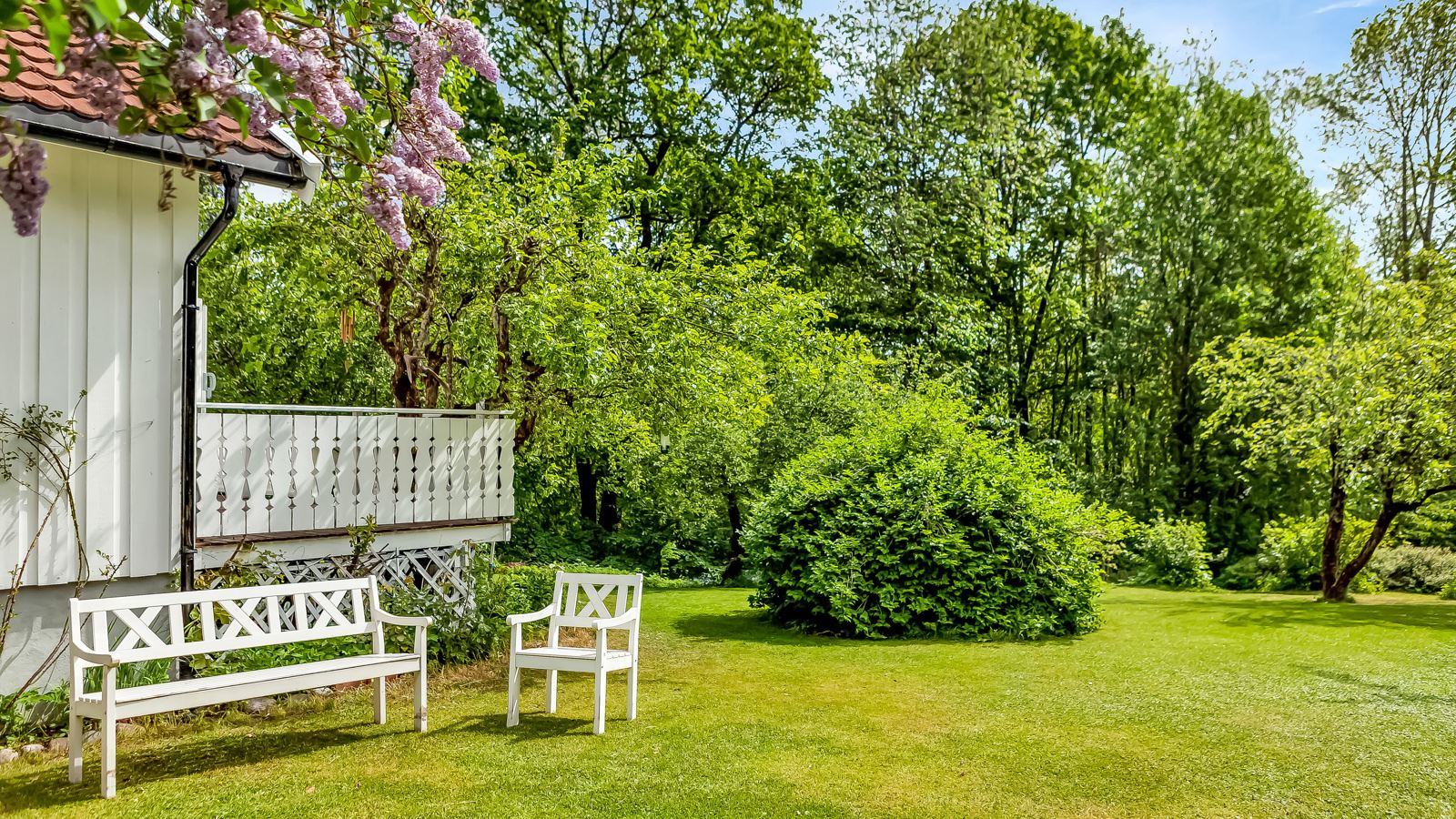 Utleiedelen har sin egen store og solrike terrasse samt hagedel på baksiden av huset