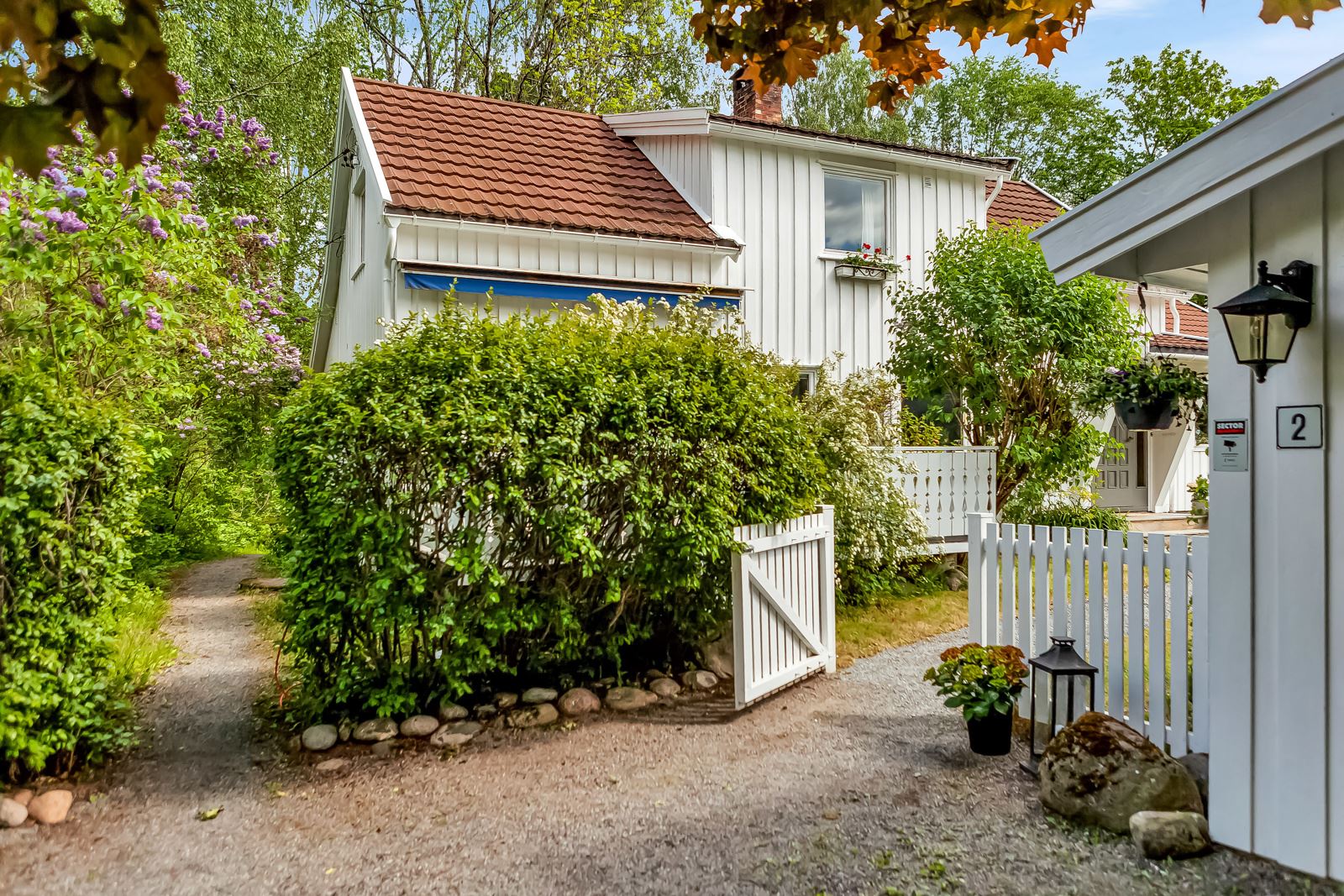 En perfekt familiebolig hvor skuldrene kan senkes til lyden av suset i tretoppene, sildrende bekk og fuglekvitter