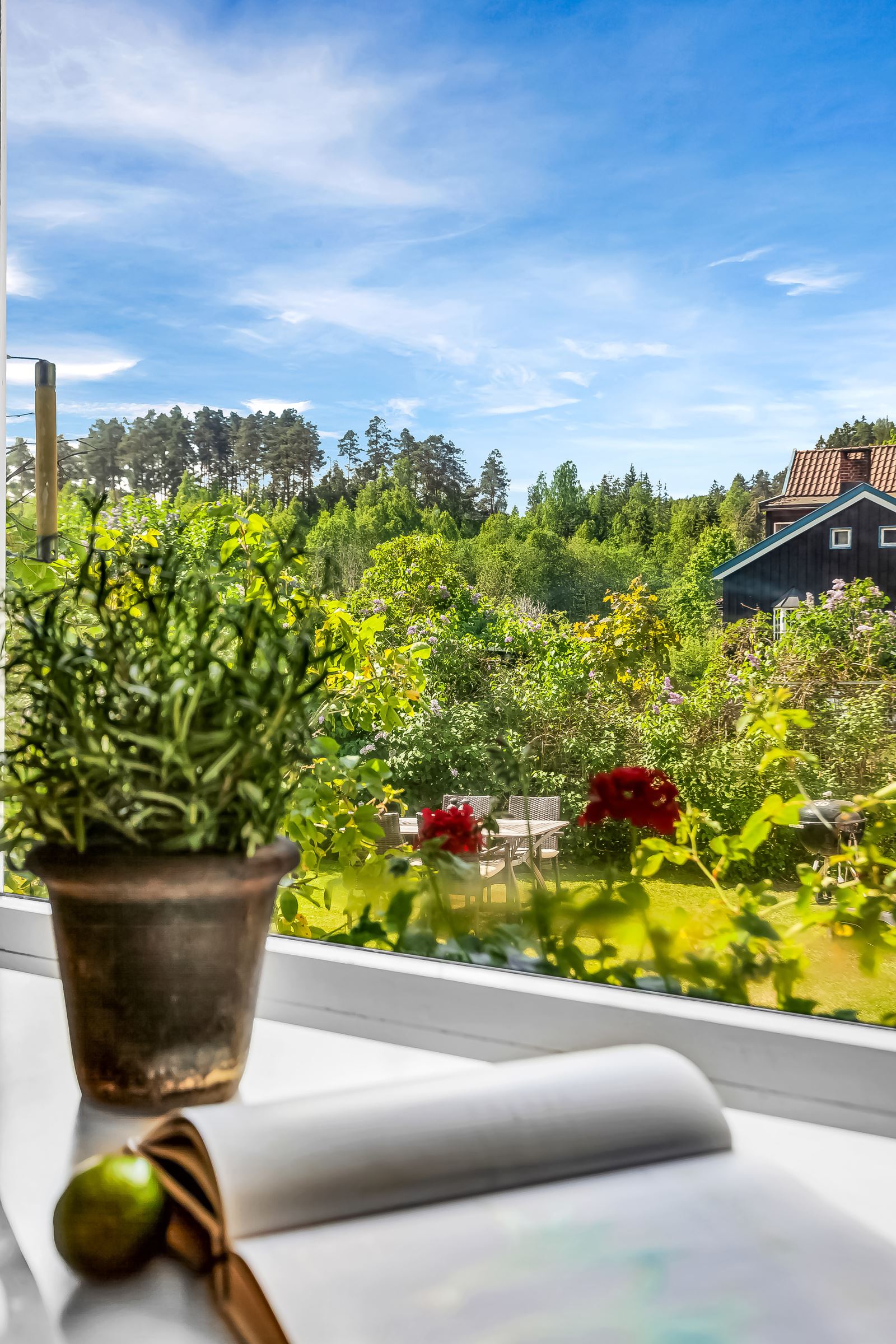 Her kan man fint stå og bake eller kokkelere til en idyllisk utsikt 