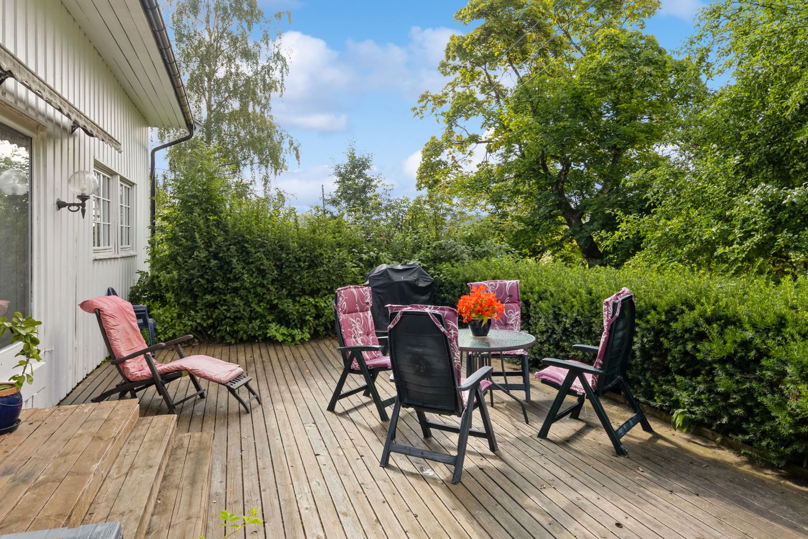 Fra spisestuen er det utgang til en sydvestvendt markterrasse på ca. 37 kvm.