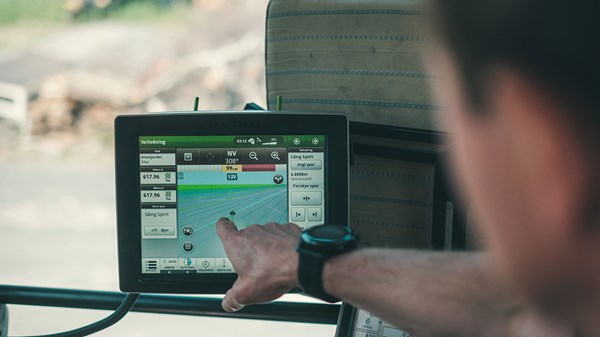 En bonde bruker GPS i arbeidsmaskinen