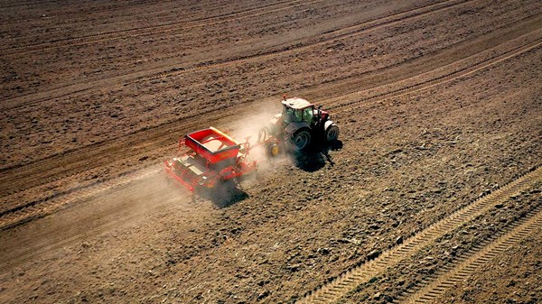 Foto: Traktor kjører våronn