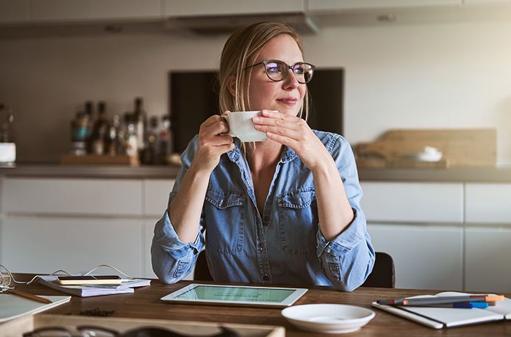 Dame med kaffe, foto FlamingoImages istock